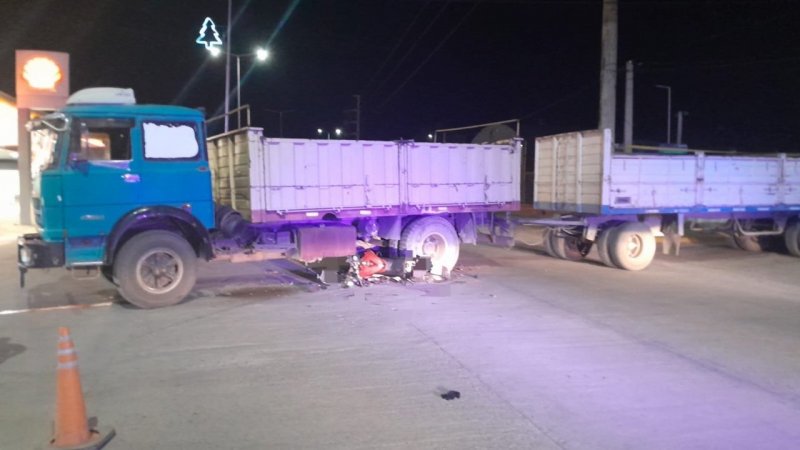 Santa Rosa de Río Primero: murieron dos chicos de 18 y 19 años tras chocar su moto contra un camión