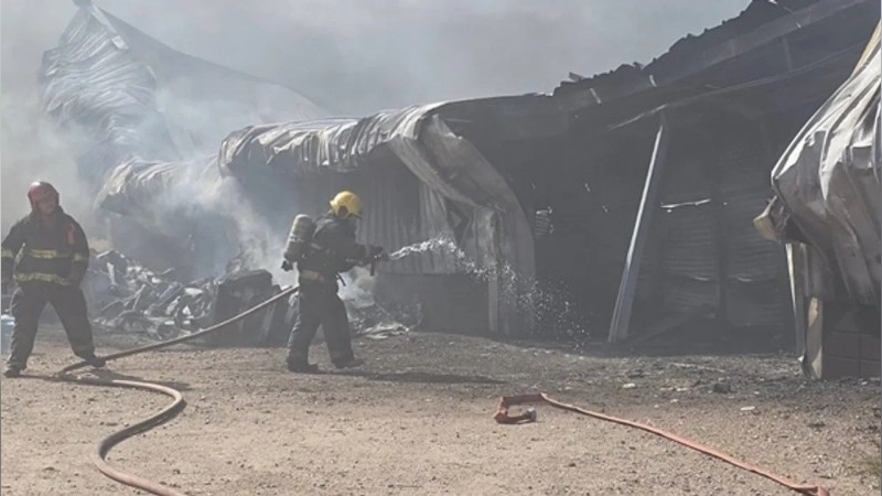 Incendio en Córdoba: un depósito de piletas de fibra de vidrio fue arrasado