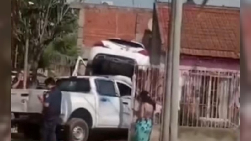 De película: ladrones y policías, incrustados en una casa