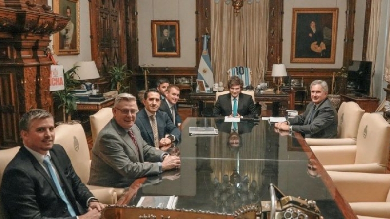 Milei recibió a directivos de una minera que promete invertir hasta USD 15.000 millones