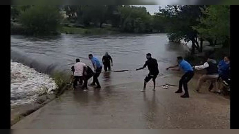 Intentó cruzar el río Los Chorrillos en moto y tuvo que ser rescatado por el DUAR