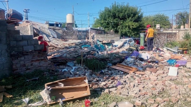 Susto en Villa El Libertador: colapsó el techo de una casa y tres personas quedaron atrapadas