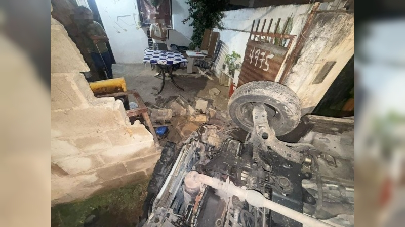 Una menor de 16 años conducía el vehículo que volcó tras chocar contra una vivienda