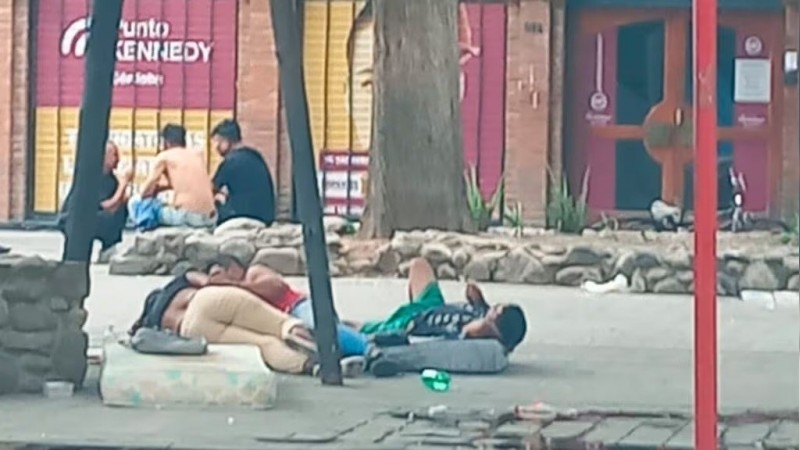 Vecinos reclamaron por una plaza “tomada” en el centro de Córdoba y hubo operativo municipal en el lugar