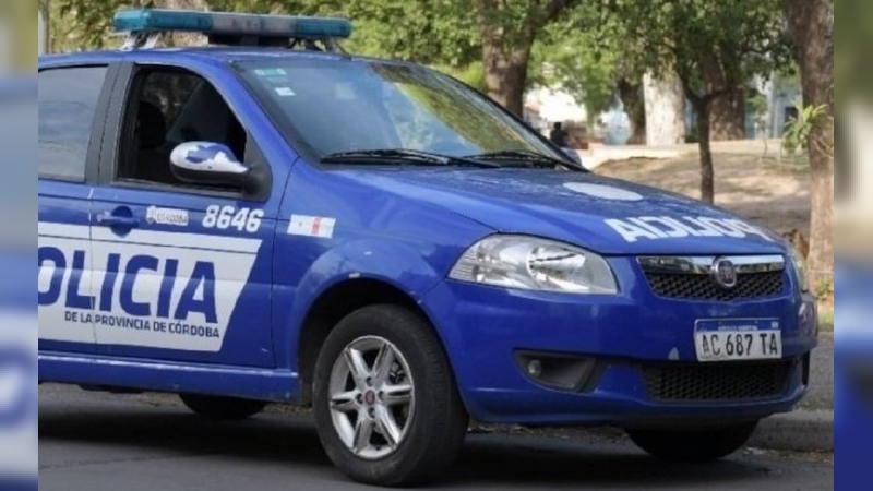 Córdoba: madre e hija encontraron un ladrón en su auto y lo redujeron hasta que llegó la Policía