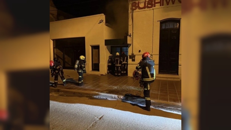 Alarma en plena madrugada: incendio en un local gastronómico de calle Belgrano