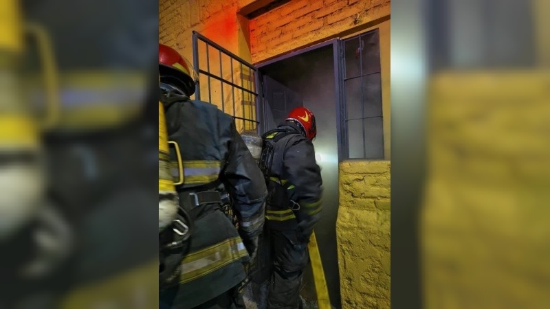 Córdoba: un incendio destruyó una vivienda y afectó a otra lindera en barrio Alberdi