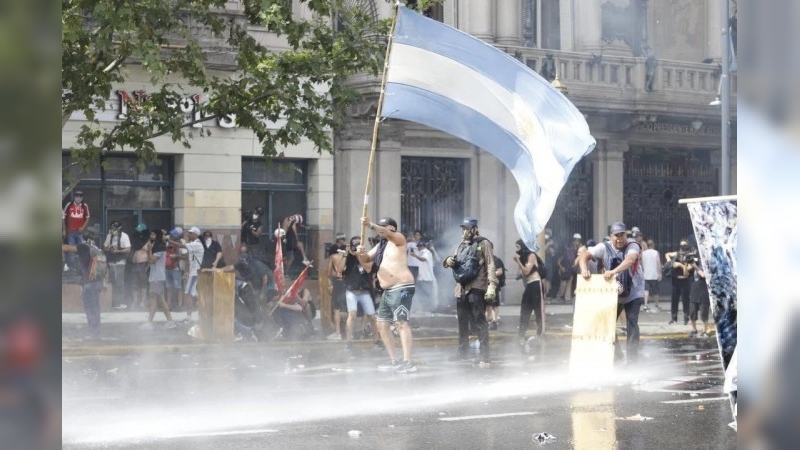 Incidentes por la reforma laboral: gases, explosiones y detenidos en las afueras del Congreso