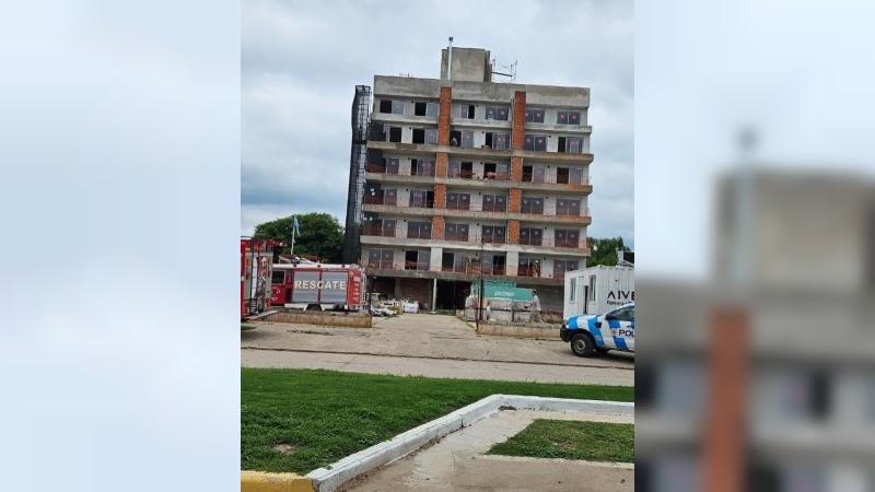 Freyre: dos trabajadores resultaron heridos tras un accidente laboral en un edificio