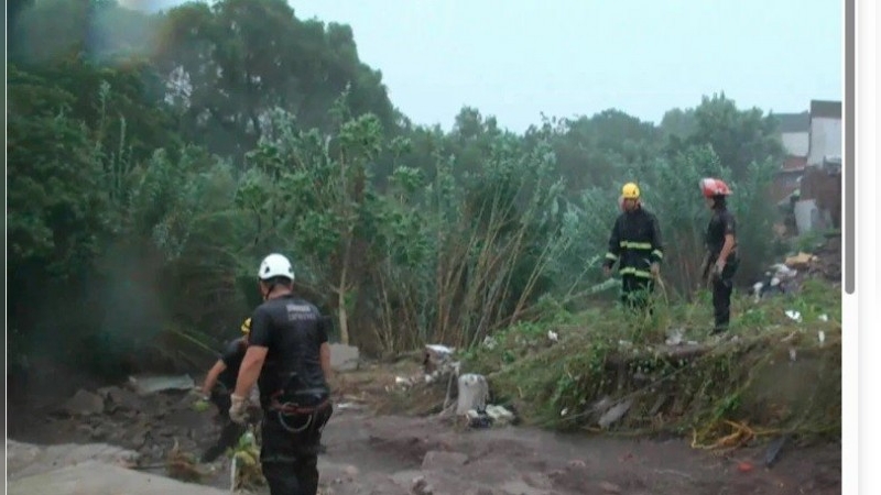 Crecida de un arroyo arrastró una vivienda en Paraná: madre e hija desaparecieron