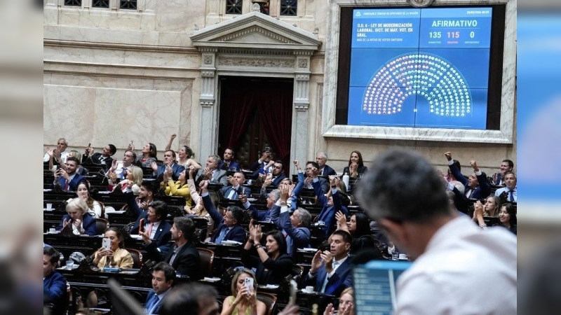 El oficialismo aprobó en Diputados la reforma laboral en una sesión tensa y marcada por escándalos