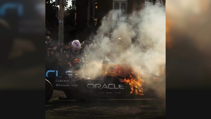 El monoplaza de Yuki Tsunoda se incendió durante una exhibición de Red Bull