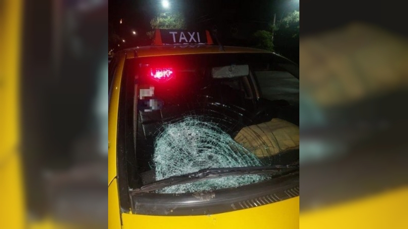 Violencia en Barrio General Paz: una "naranjita" fue detenida tras atacar un taxi a pedradas