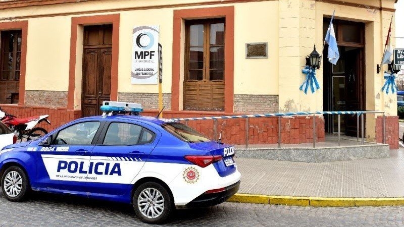 Secuestran motocicleta con pedido vigente y detienen a una mujer en barrio Jardín