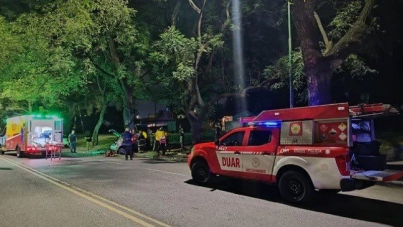 Tragedia en la ciudad de Córdoba: dos muertos al chocar el auto con un árbol