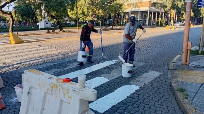 La Municipalidad trabaja en la demarcación de sendas peatonales y reemplazo de carteles nomencladores
