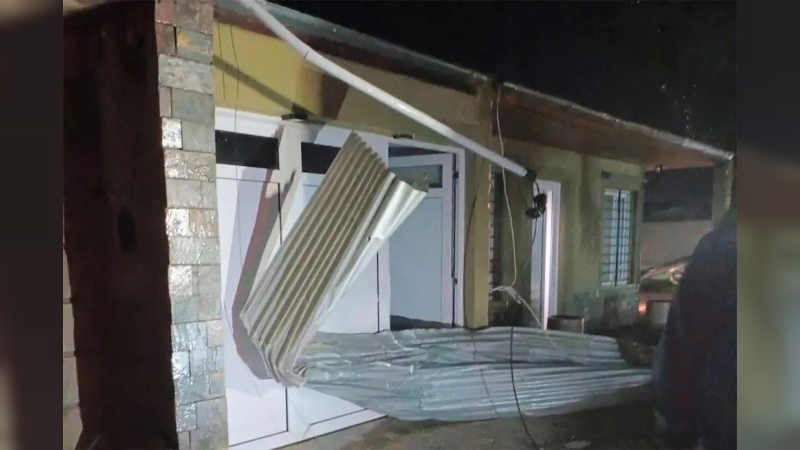 Temporal en Coronel Moldes: vientos de 120 km/h, voladuras de techos y apagón