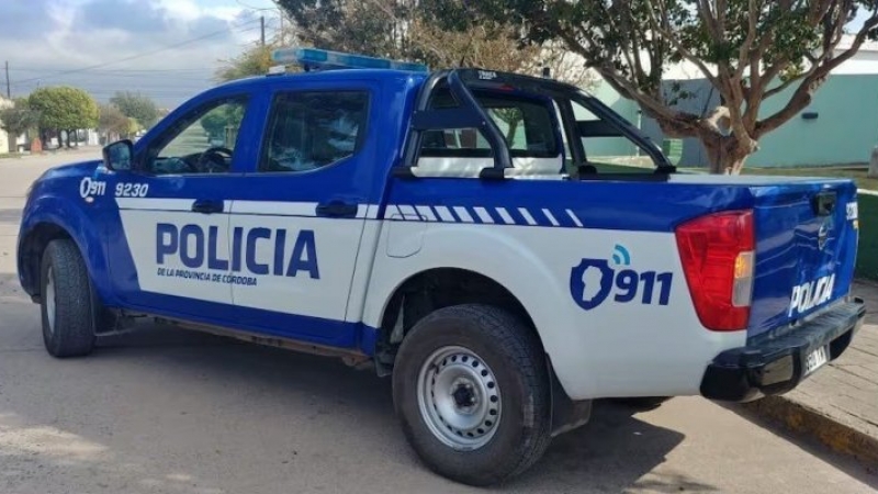 Cayeron tres limpiavidrios en Córdoba: dos se pelearon a las trompadas y otro atacó un auto a palazos