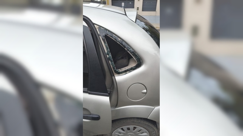 Rescatan a una joven que había quedado encerrada dentro de un auto 