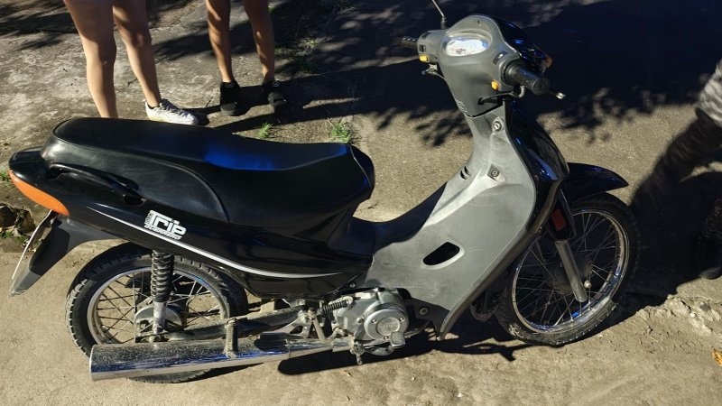 Circulaban en contramano y sin casco: secuestraron una motocicleta