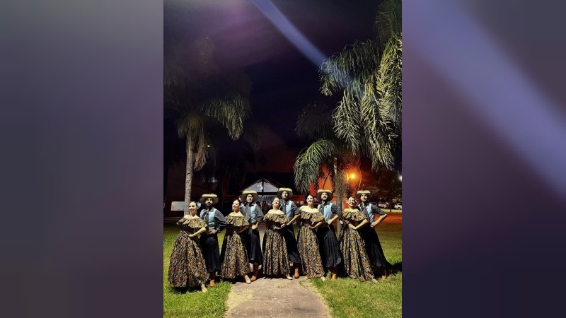 Noche de tradición, fuego y folklore