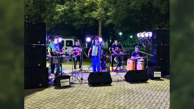 El Súper León brindó un show gratuito en la Plaza Cívica y convocó a familias de la ciudad