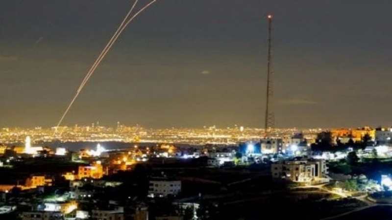 Arabia Saudita intercepta 8 misiles dirigidos a Riad; restos de uno de ellos caen cerca de una refinería