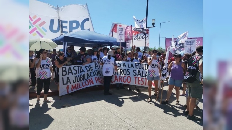 Docentes de Córdoba instalan una carpa frente al Patio Olmos durante dos días