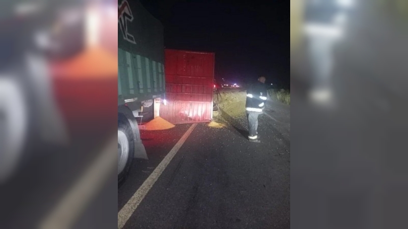 Vuelco de un camión en la autopista 19 generó complicaciones cerca de La Francia
