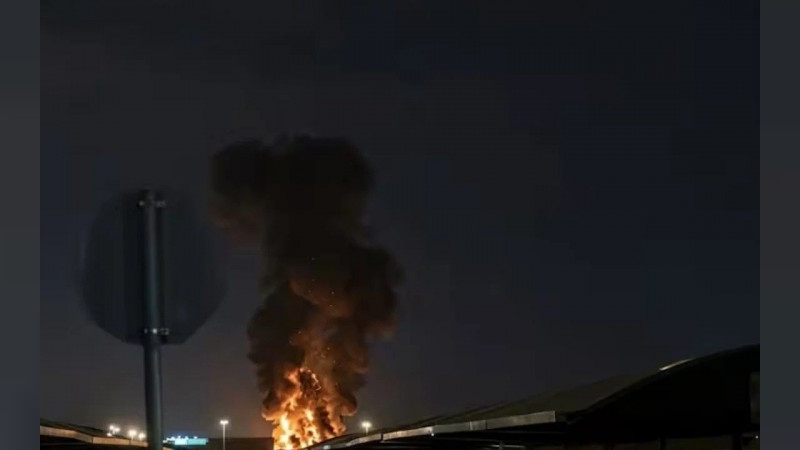 Un depósito de combustible del aeropuerto de Kuwait se incendió tras un ataque con drones y misiles