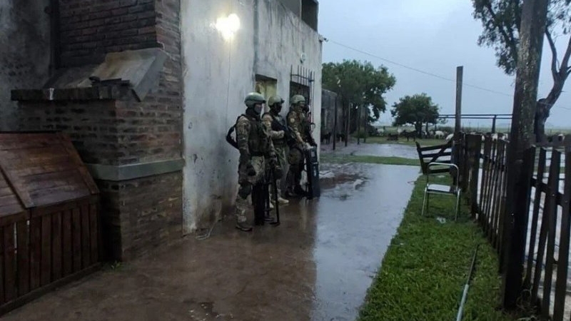 Secuestran arsenal y detienen a tres personas tras un allanamiento rural en Villa Josefina