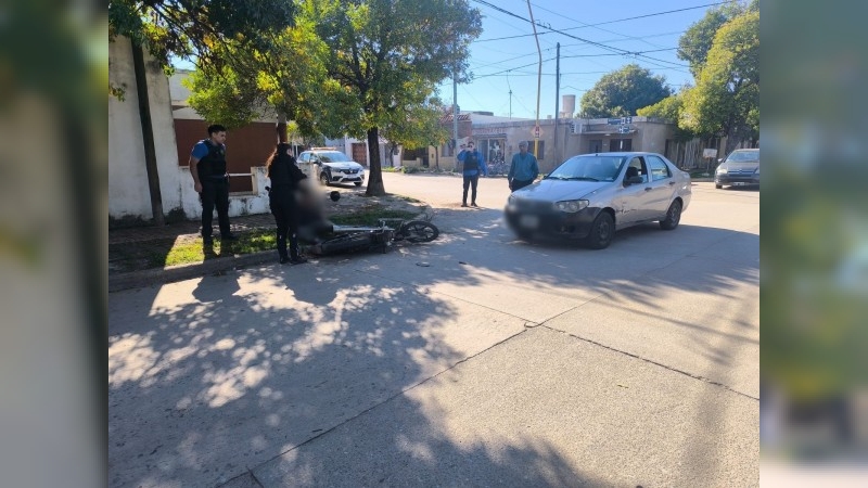 Motociclista sufrió lesiones leves tras chocar con un auto en barrio Hospital