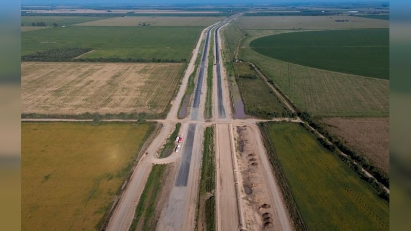 Se colocaron capas de asfalto en 4 kilómetros de calzada en la Autopista 19 