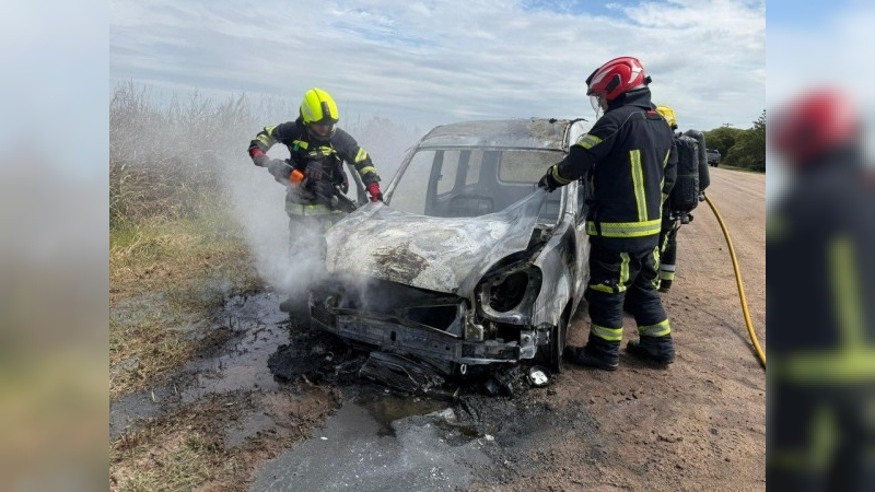 Incendio vehicular en el sector del arenado de Plaza Luxardo