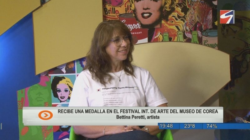 Artista recibe Medalla al Mérito 2025 en muestra internacional