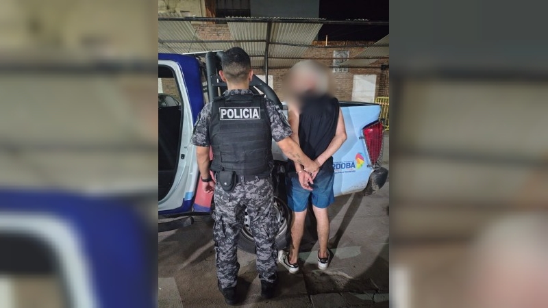 Detuvieron a un hombre por generar disturbios en la vía pública en barrio Roca