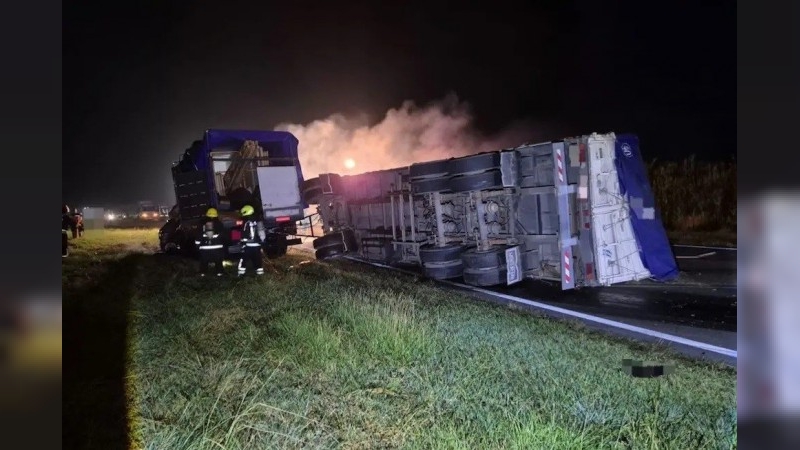 Tragedia en una ruta de Córdoba: una mujer murió tras chocar contra un camión