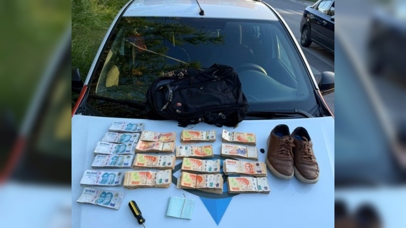 Córdoba: rompió el vidrio de una camioneta y se robó más de $80 millones