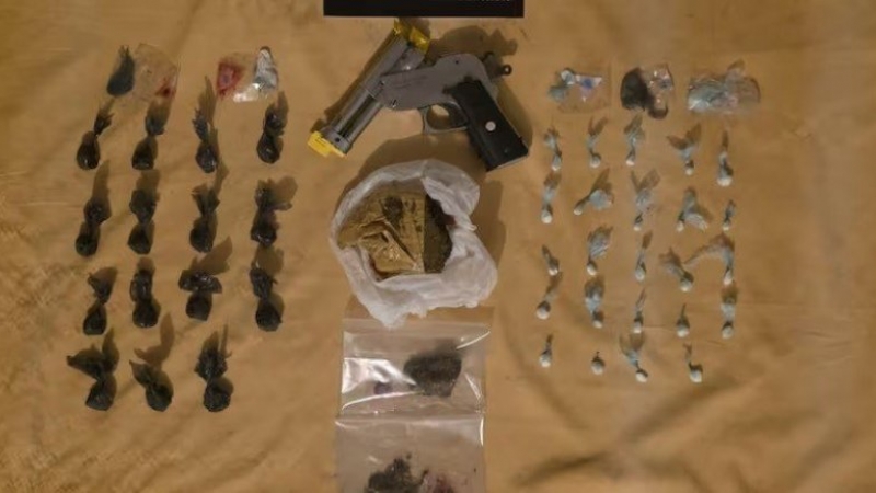 Cayeron dos dealers en búnkeres de Córdoba: uno vendía droga con tobillera electrónica