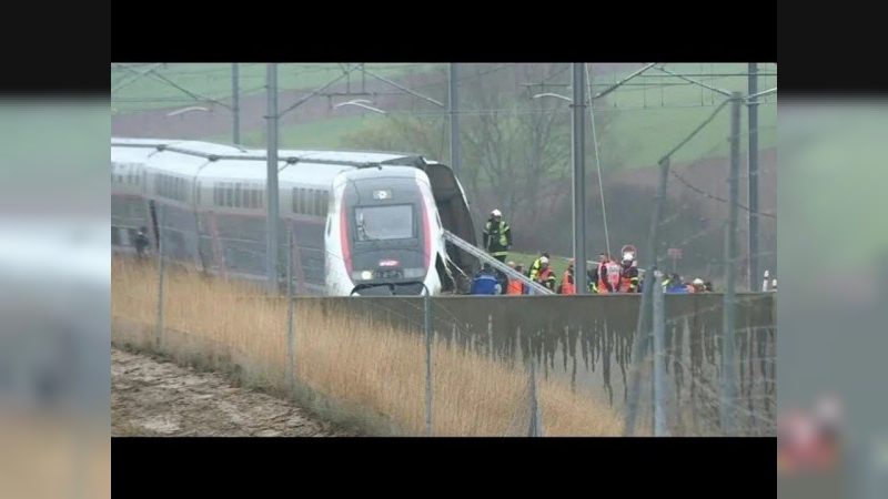 Trágico choque de un tren con camión en Francia: murió el maquinista y hay 27 heridos