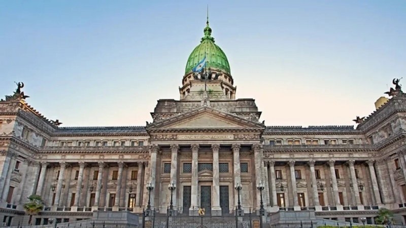 Ley de Glaciares: un activista se trepó a un monumento en el Congreso