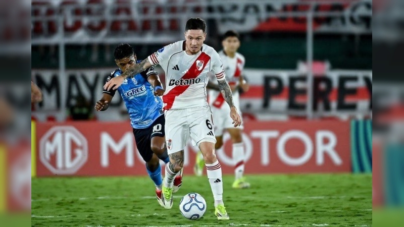 Con un jugador menos, River igualó frente a Blooming en su debut por la Sudamericana