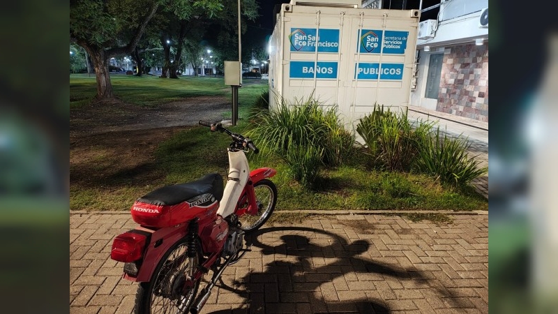 Motocicleta retenida tras maniobras peligrosas en la plaza cívica durante la madrugada