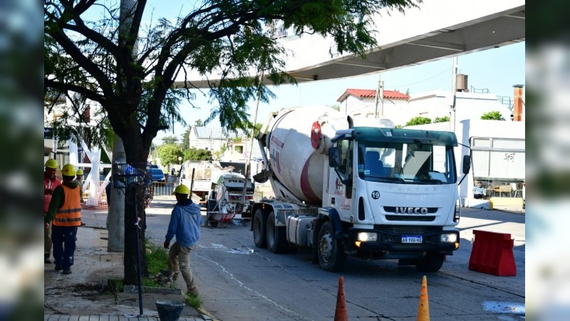 Bulevarización de 9 de Julio: Concluyó el hormigonado del puente peatonal y bicisenda en altura