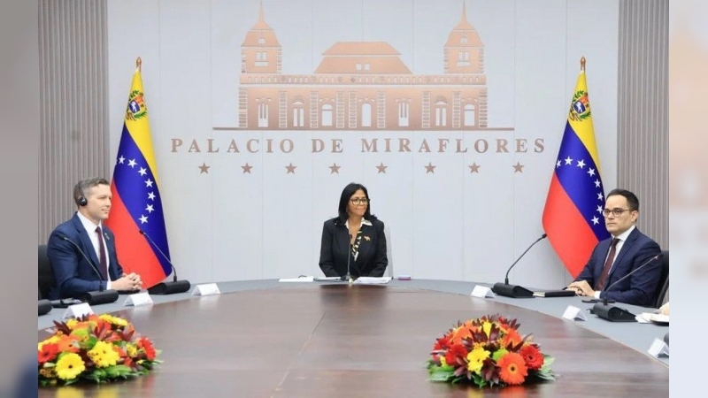 Delcy Rodríguez desmanteló el “Salón Néstor Kirchner” y reavivó la polémica en Venezuela
