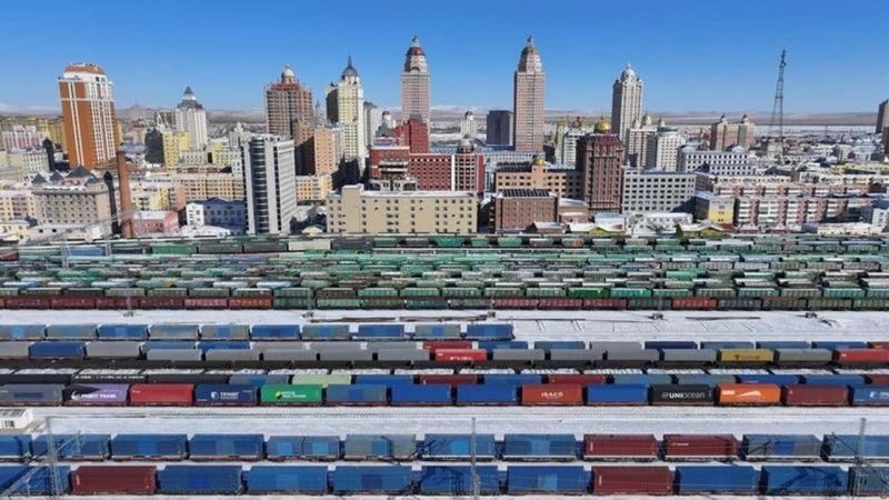 Servicios de trenes de mercancías entre China y Europa respaldan cadenas de suministro