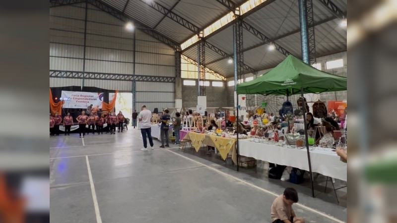 Frontera celebró su aniversario con una feria de emprendedores y gran convocatoria en el Polideportivo