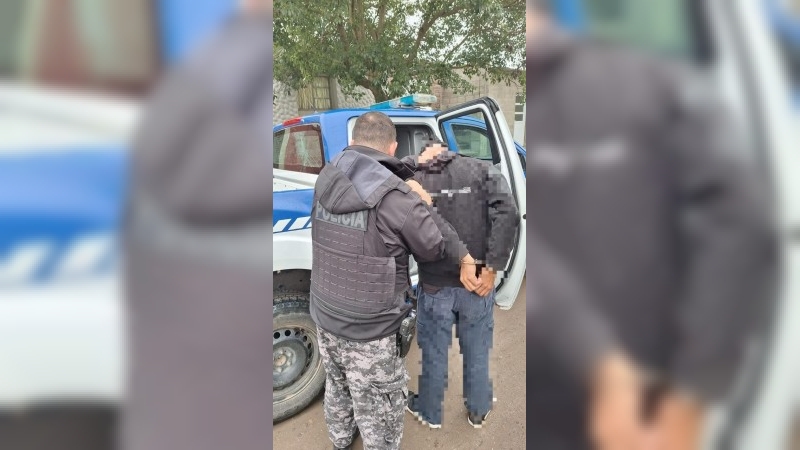 Había una  órden de detención vigente: fue hallado por la policía