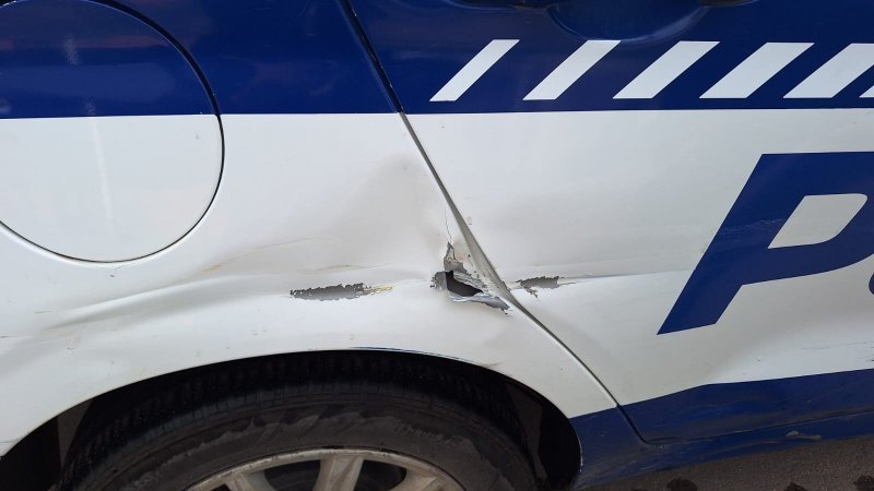 Accidente de tránsito con móvil policial involucrado. Daños materiales 