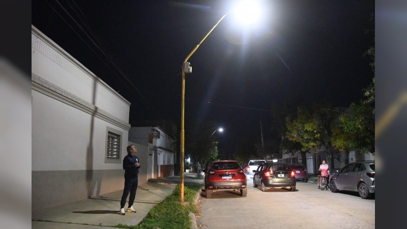 Más y mejor iluminación para los barrios Corradi y Hernández 